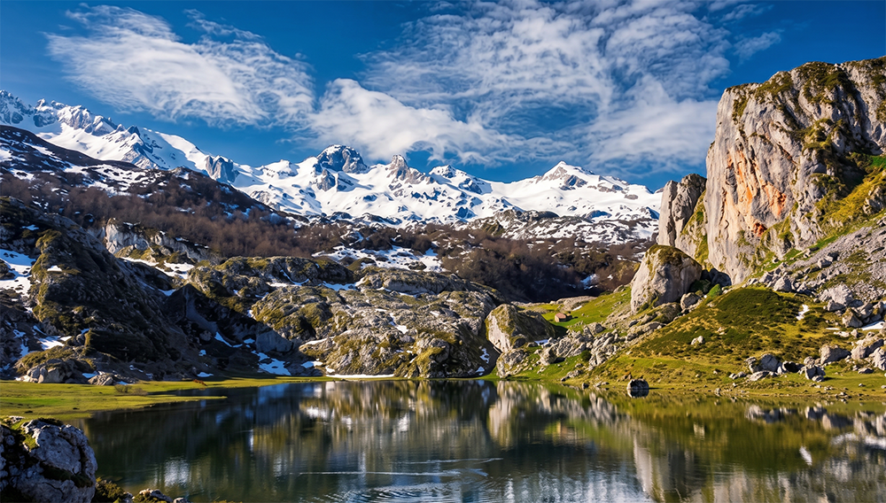 Panorámica del macizo calizo y lagos en los Picos de Europa